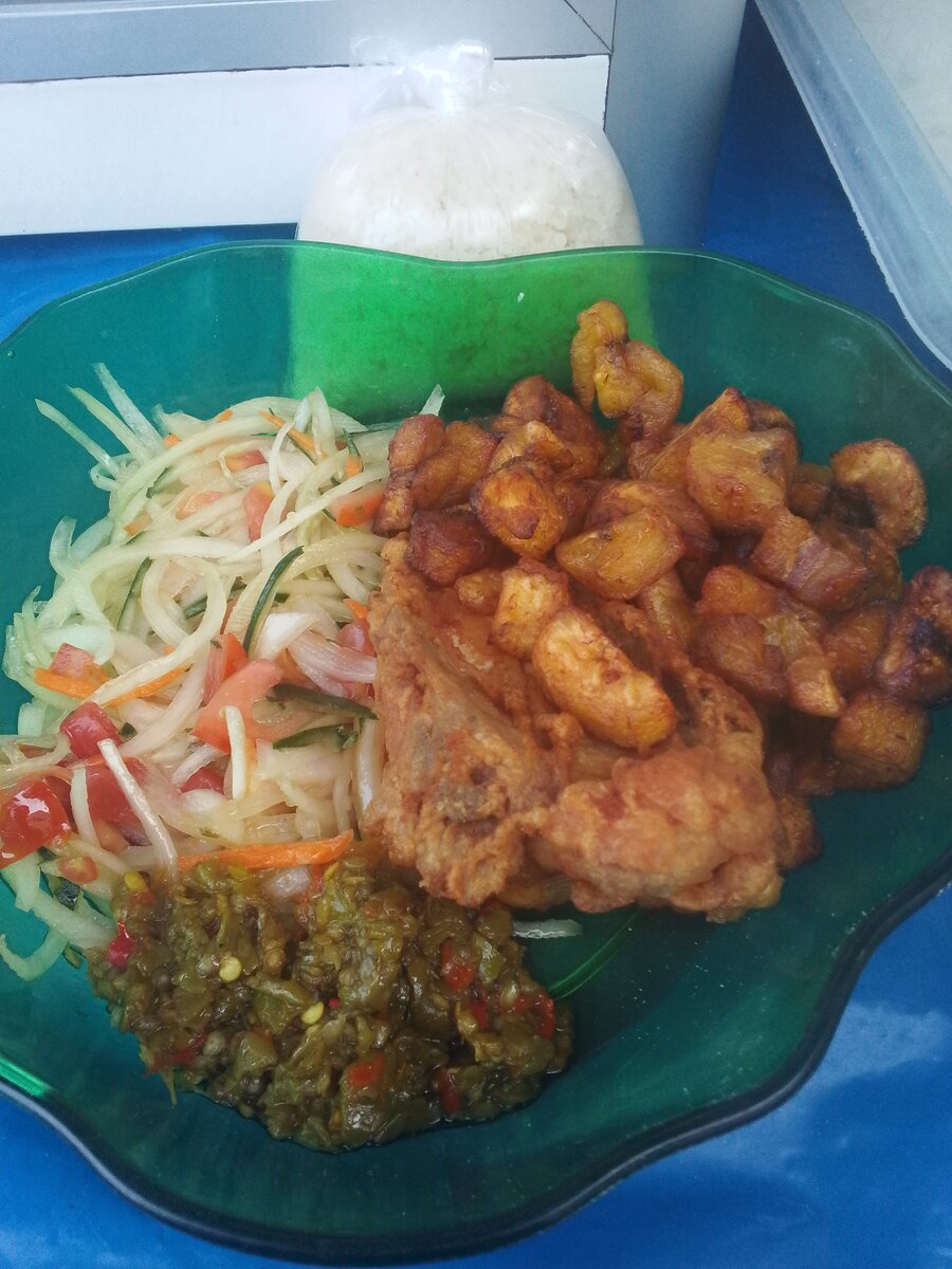 Assiette de poulet frit et légumes
