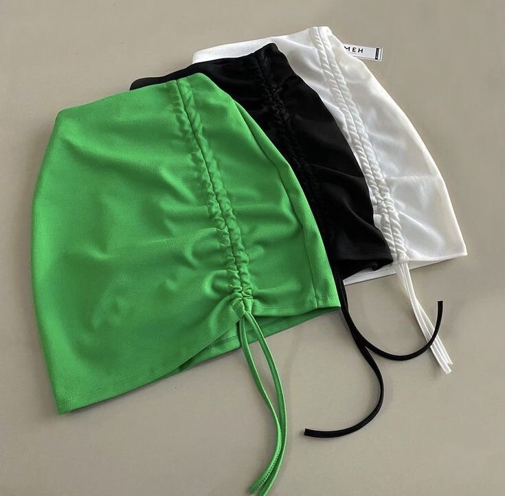 Mini-jupe froncée élégante