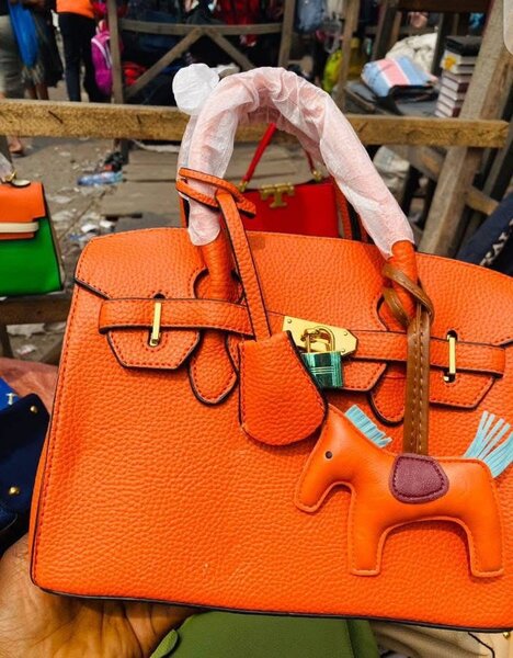 Sac à main élégant en cuir orange
