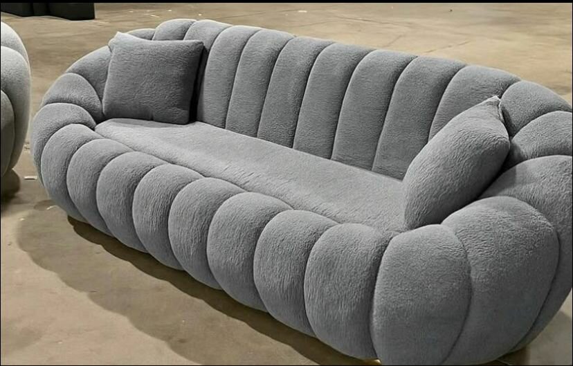 Canapé moelleux gris moderne