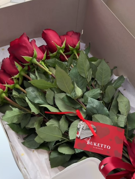 Комбо Голландские розы 70 см +бенто тортик с валентинкой♥️