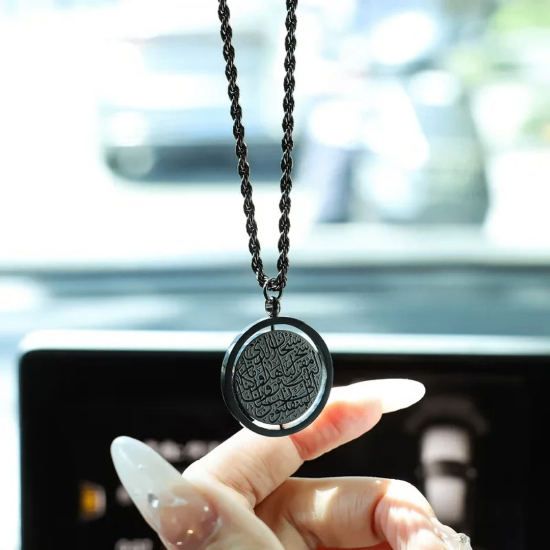 Collier pendentif rond gravé