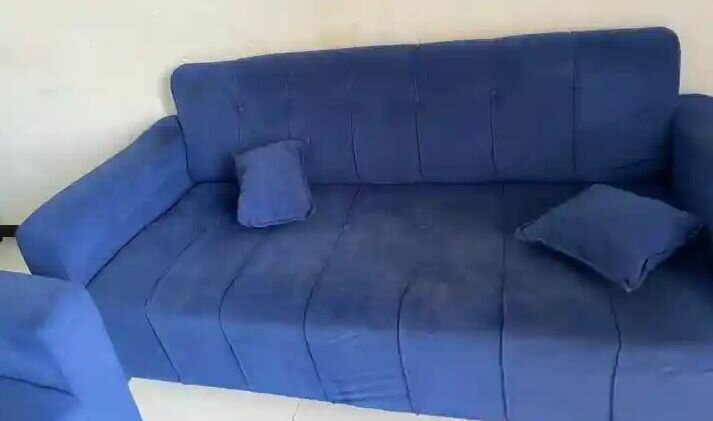 Canapé bleu confortable