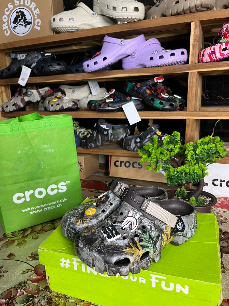Crocs motif