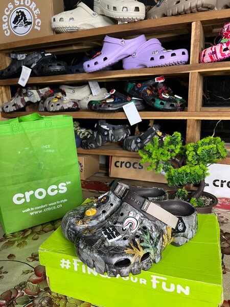 Crocs motif