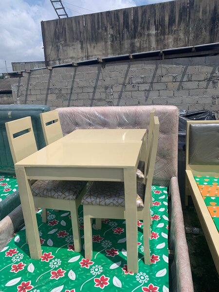 Set de table et chaises élégantes