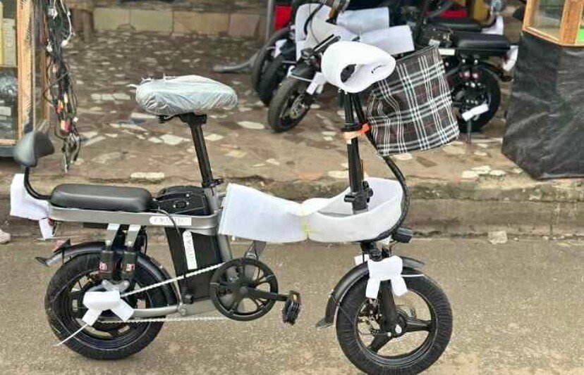 Vélo électrique pliant compact