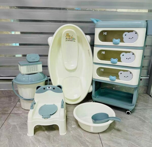 Baignoire de bébé avec commode