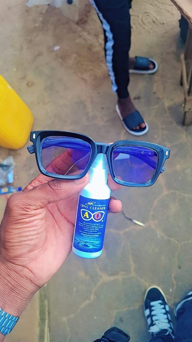 Lunettes de soleil avec nettoyant