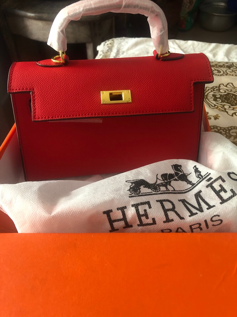 Sac à main rouge Hermès élégant