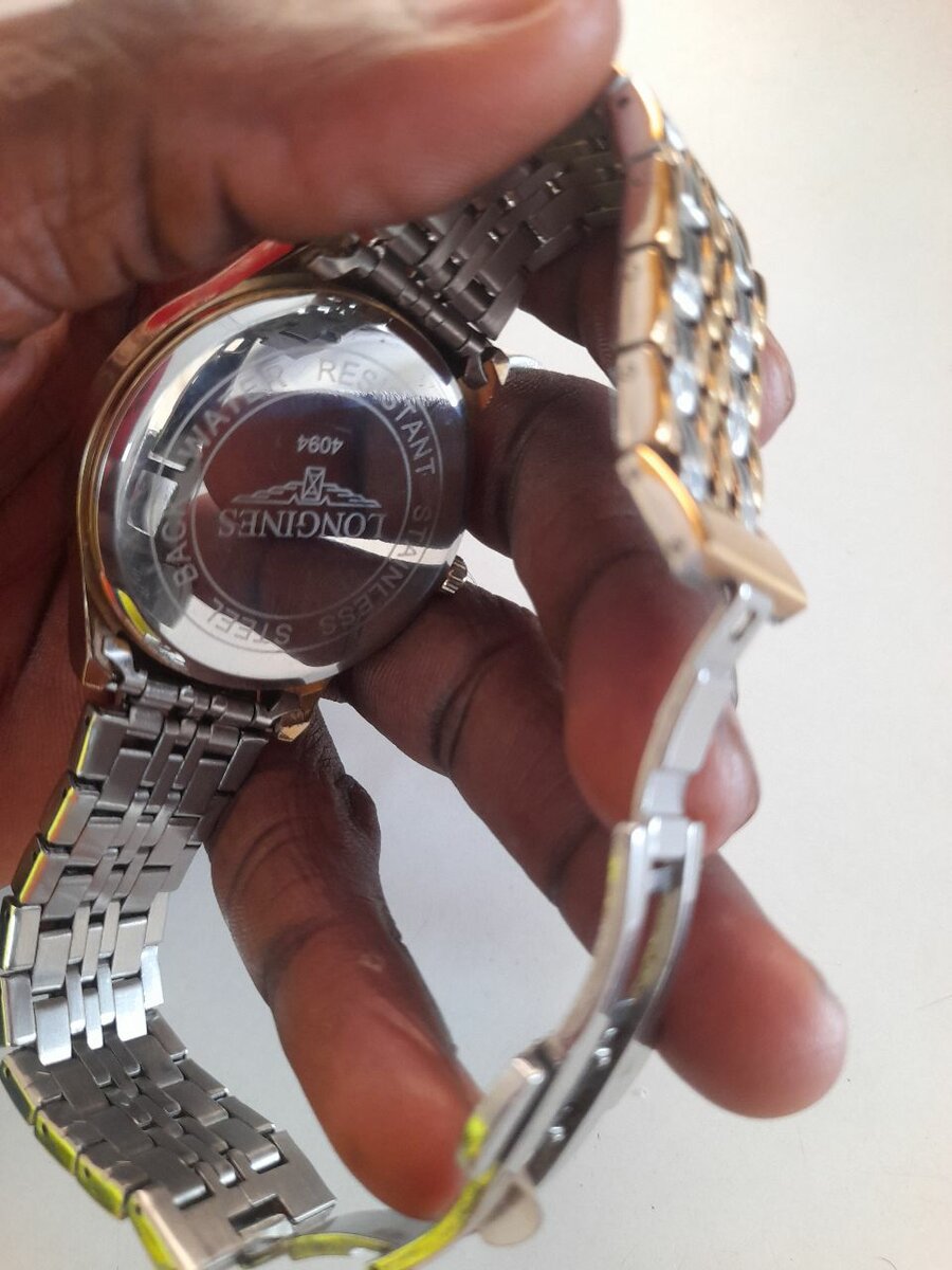 Montre quartz élégante dorée