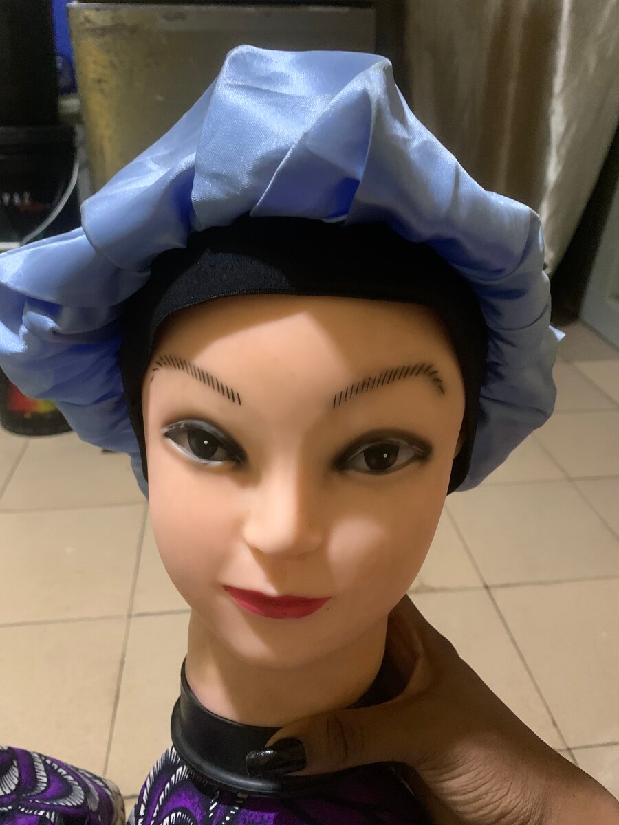 Bonnet en satin bleu élégant