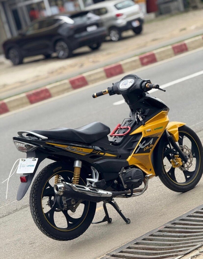 Moto sportive Apsonic jaune