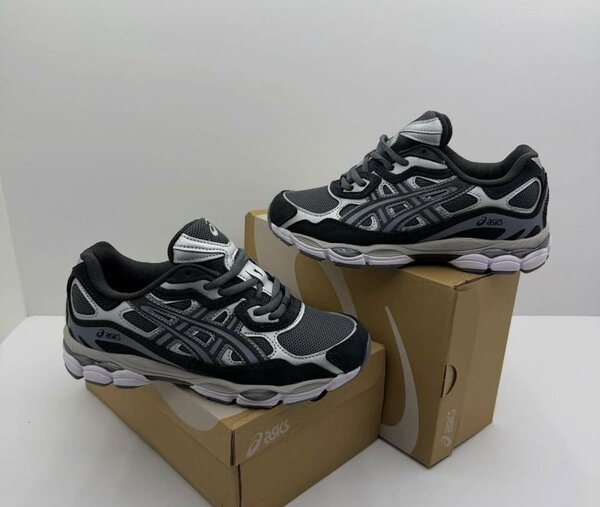 Chaussures de course légères Asics