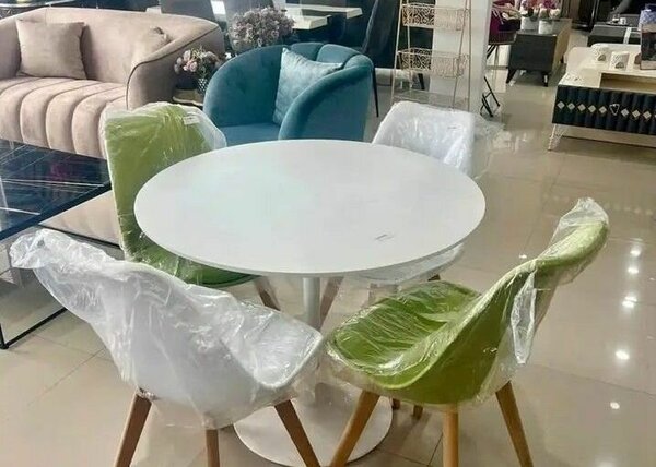 Table ronde avec chaises élégantes