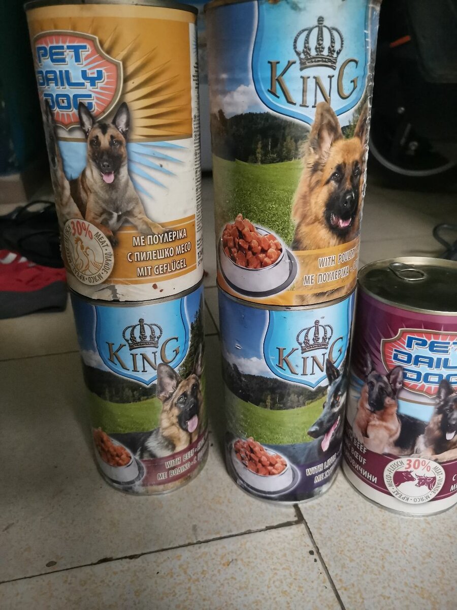 5 boîtes d'aliment pour chien