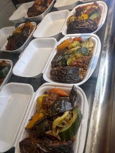 Plat varié de légumes et viande