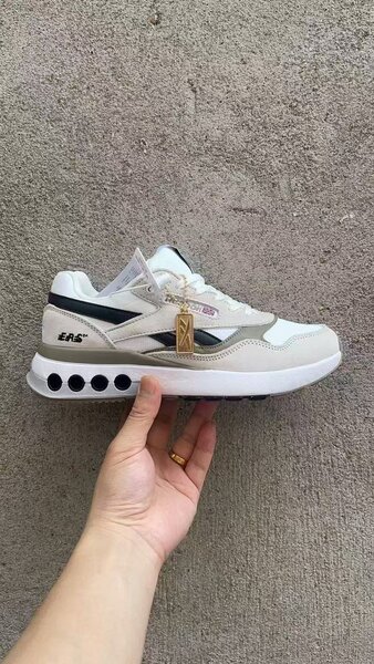 Reebok avec son carton