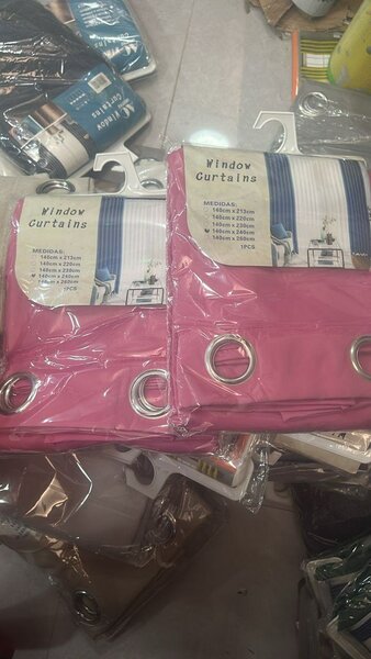 Rideaux de fenêtre roses 1