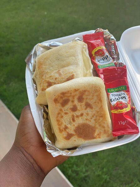 Crêpe au jambon avec ketchup