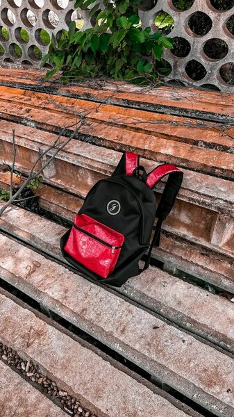 Sac à dos élégant noir et rouge