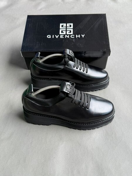 Chaussures en cuir Givenchy