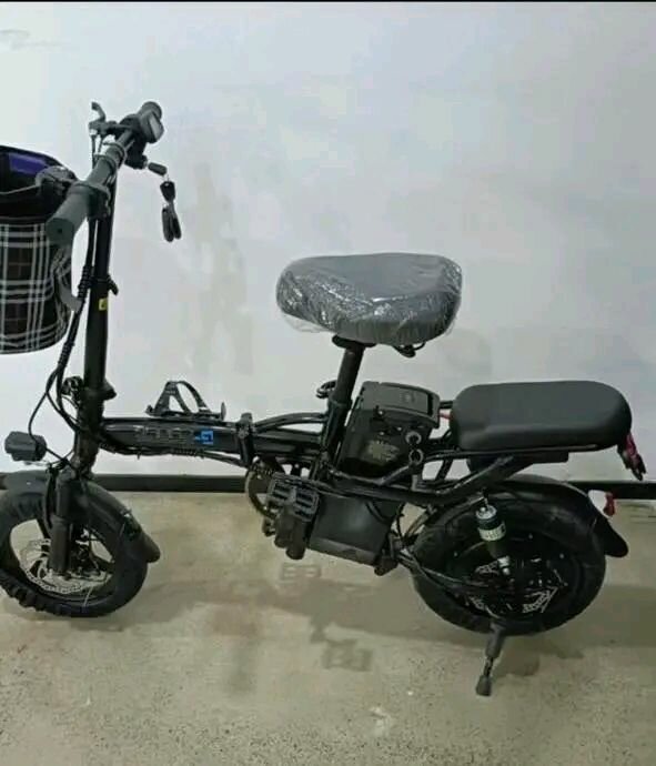 Vélo électrique pliant compact