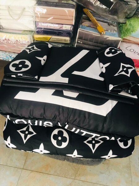 Bedding set : comforter, sheet, 2 pillowcases