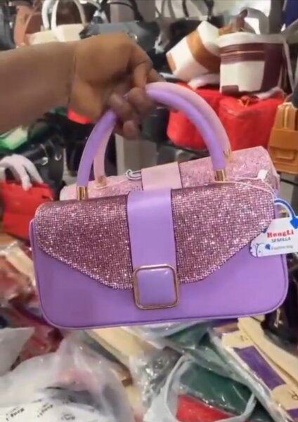 Sac à main brillant violet