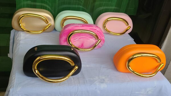 Pochette élégante avec fermeture dorée