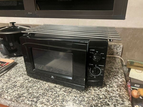 Four micro-ondes compact moderne