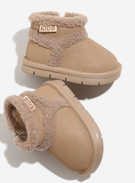 Угги для малышей — это уют и тепло, обнимающие маленькие ножки в холодные дни.