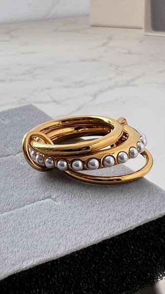 Bague dorée perlée élégante