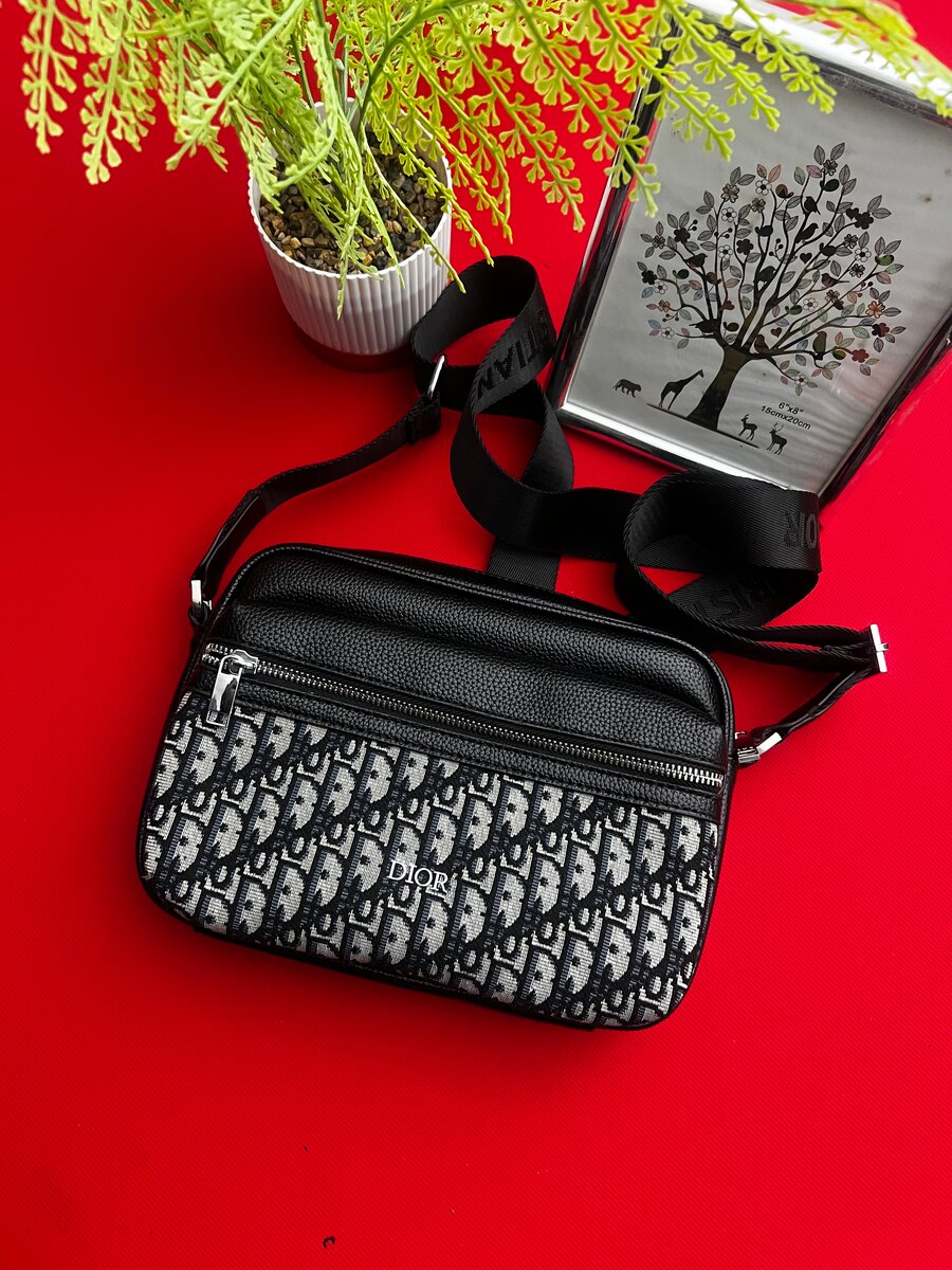 Sacoche Dior en cuir noir