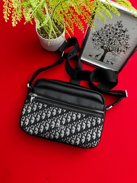 Sacoche Dior en cuir noir