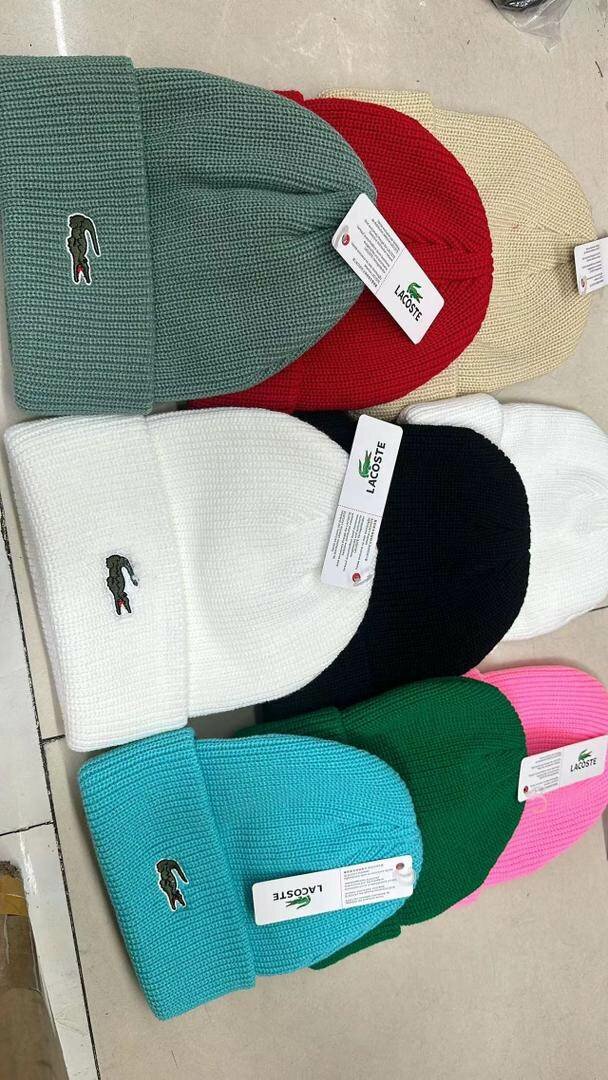 Bonnets en tricot colorés