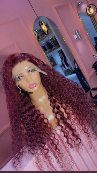 Perruque bouclée rouge bordeaux