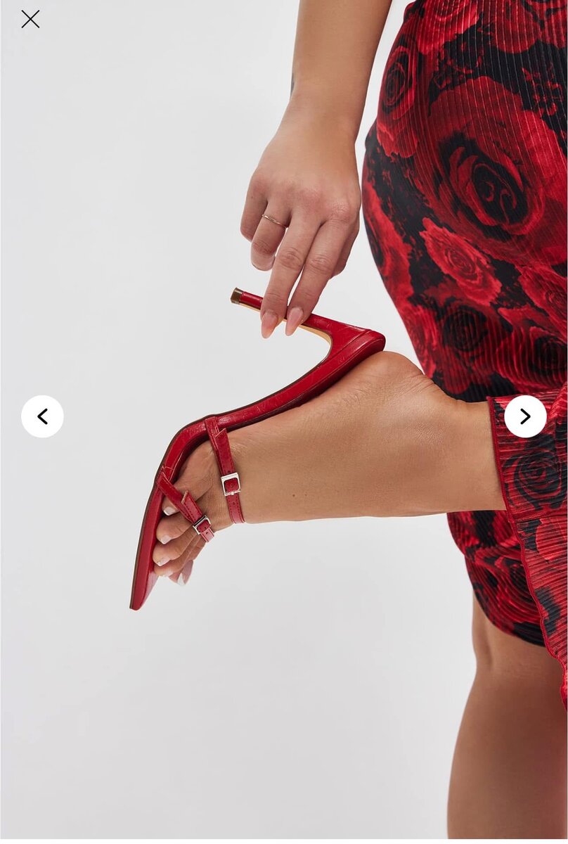 Sandales à talons rouges