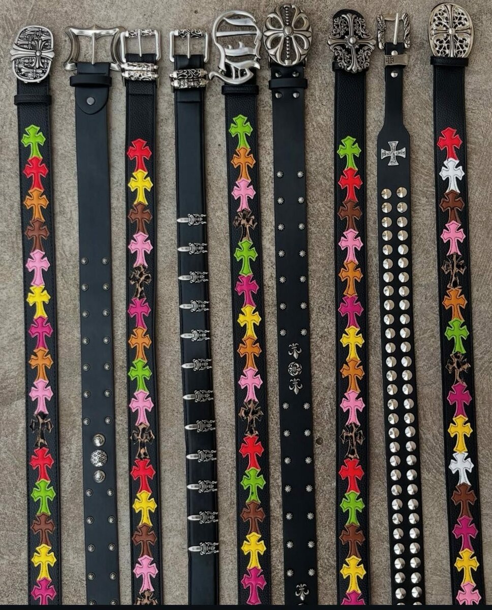 Ceinture en cuir avec croix colorées