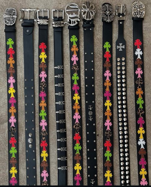 Ceinture en cuir avec croix colorées