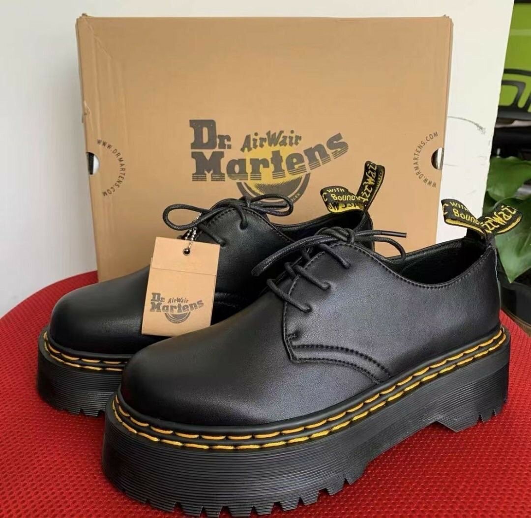Chaussures Plates Dr. Martens Noir