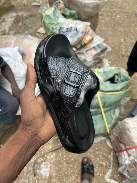 Claquettes noires élégantes