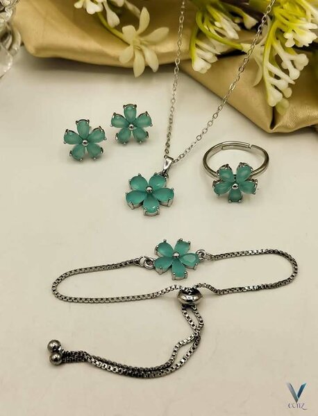 Zircon pendant set