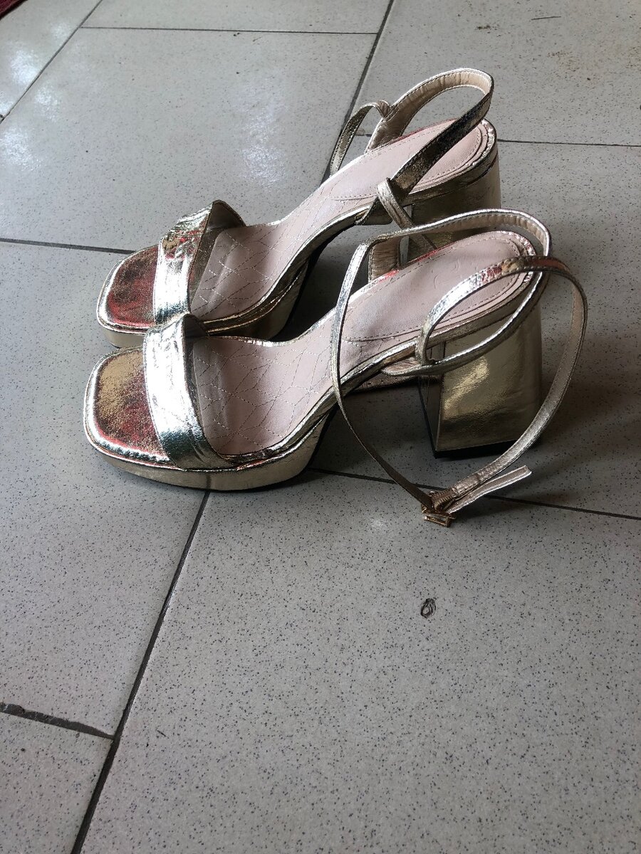 Sandales à talons dorées élégantes