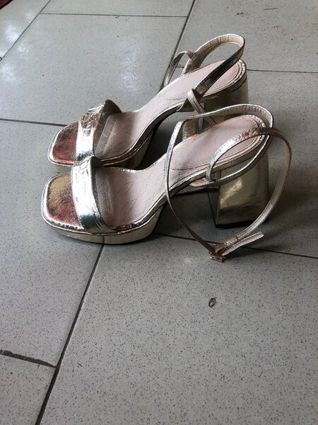 Sandales à talons dorées élégantes