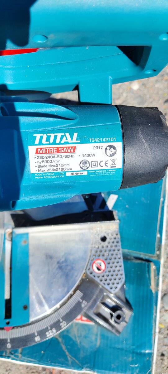 Углорез (торцовочная пила) TOTAL 1400W TS42142101