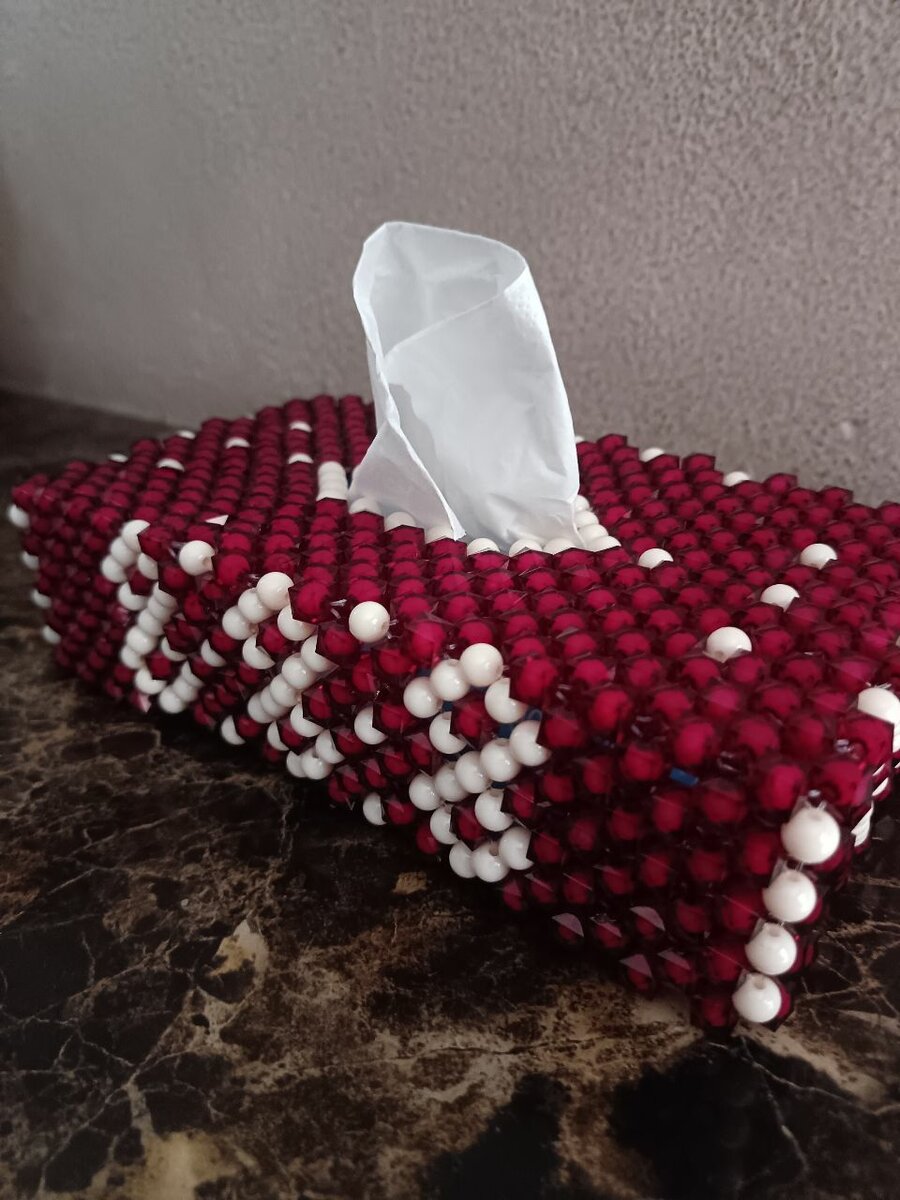 Boîte à mouchoirs perlée