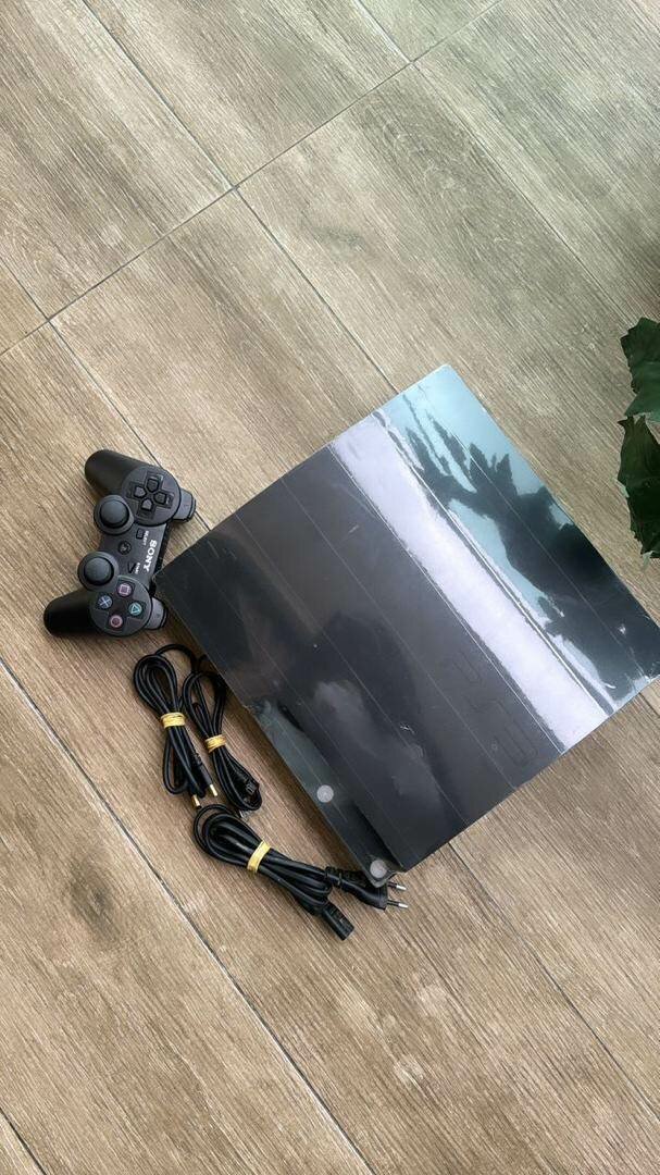 PS3 slim +20 jeux et 2 manettes