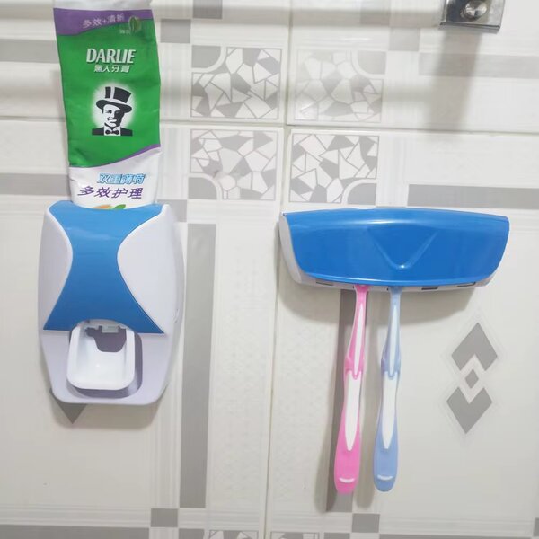 Distributeur de dentifrice mural