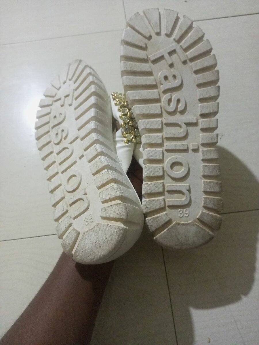 Sandales compensées blanches élégantes